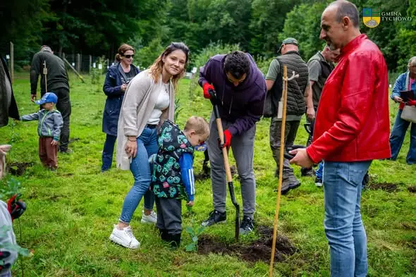 Tychowo: dzieci posadziły drzewa w akcji „Posadź swoje drzewo”