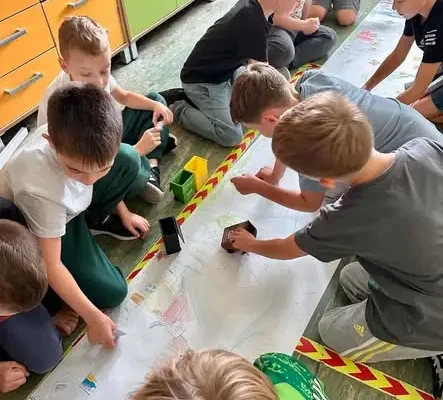 Białogard: Klasa 2c uczy się segregacji śmieci przez zabawę