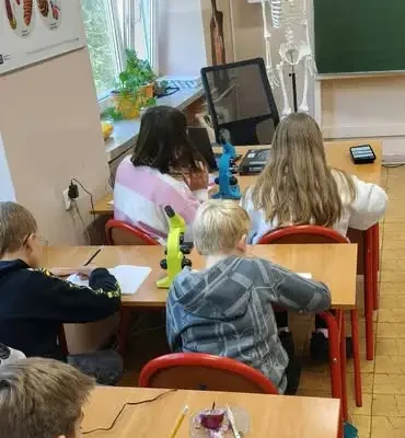 Nowe mikroskopy od Fundacji ORLEN. Piątoklasiści odkrywali świat biologii