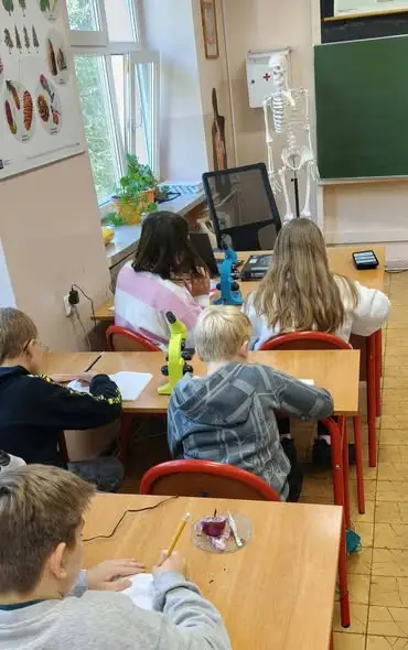 Nowe mikroskopy od Fundacji ORLEN. Piątoklasiści odkrywali świat biologii
